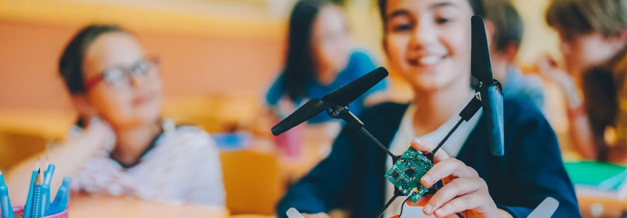 Fattori chiave per le scuole K–12 nella creazione di flotte di droni educativi
