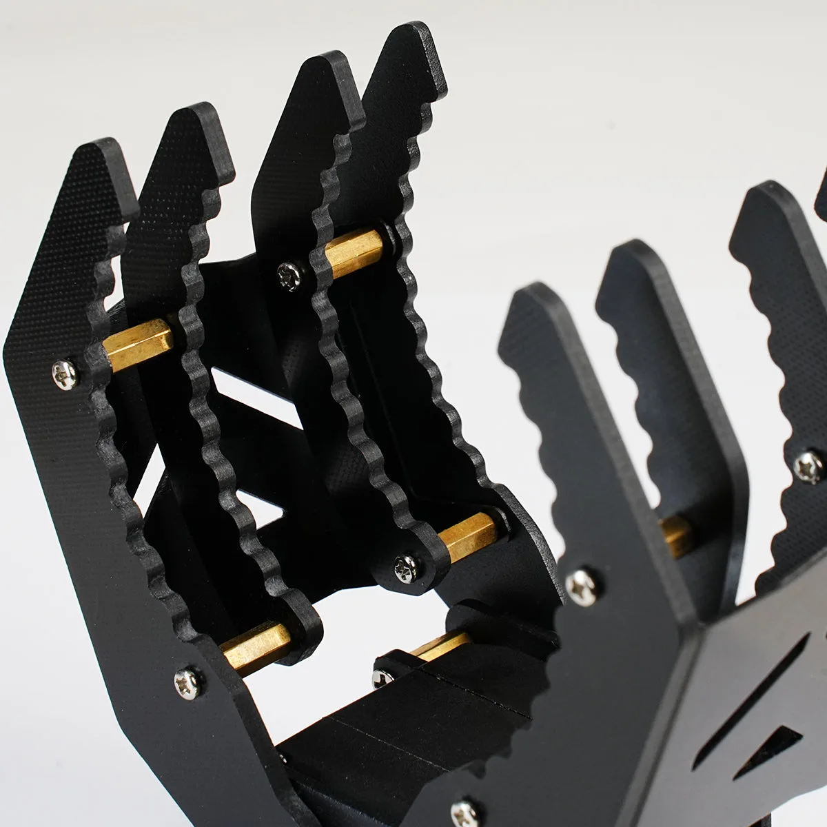 Wave-patterned high-contact jaws