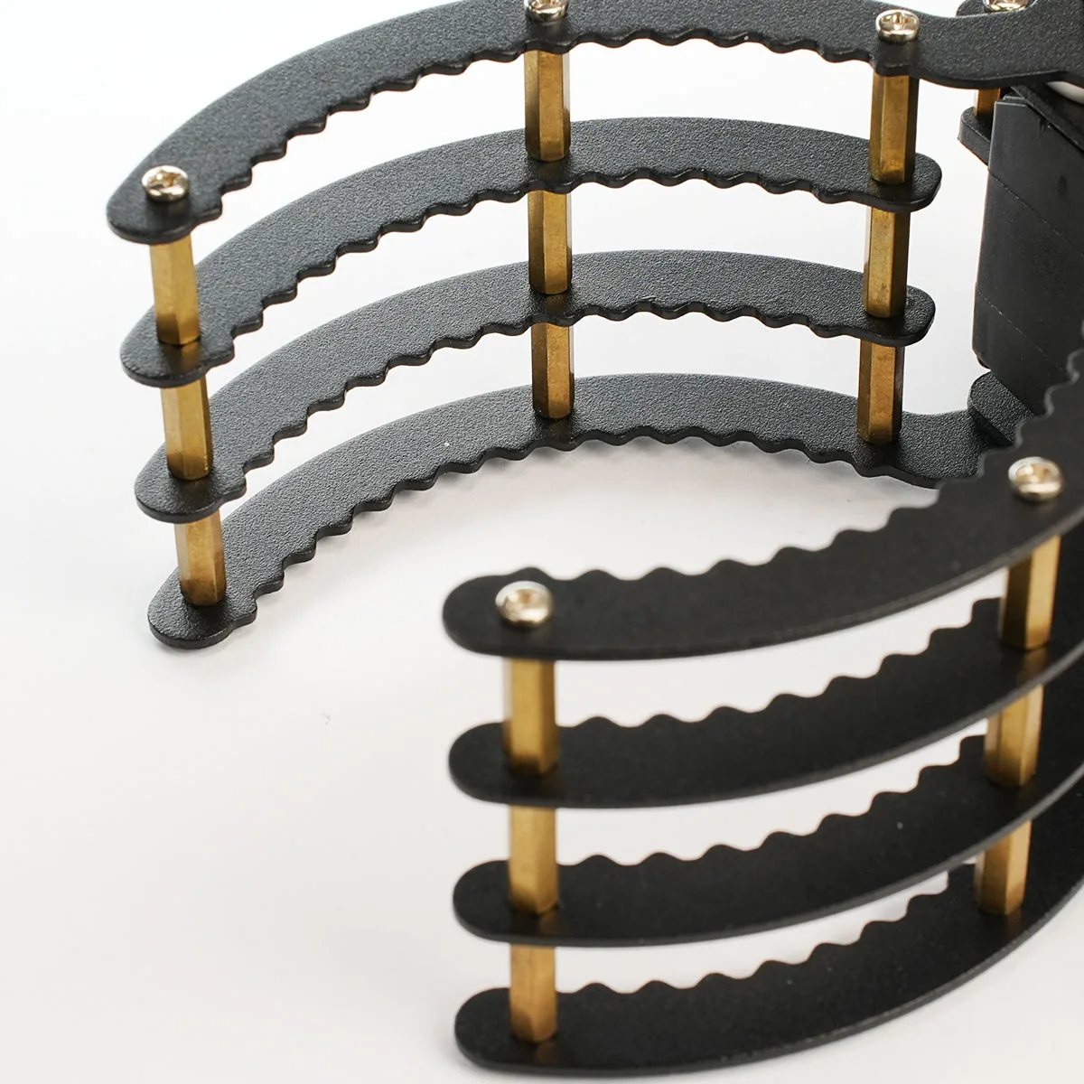 Wave-patterned high-grip jaws