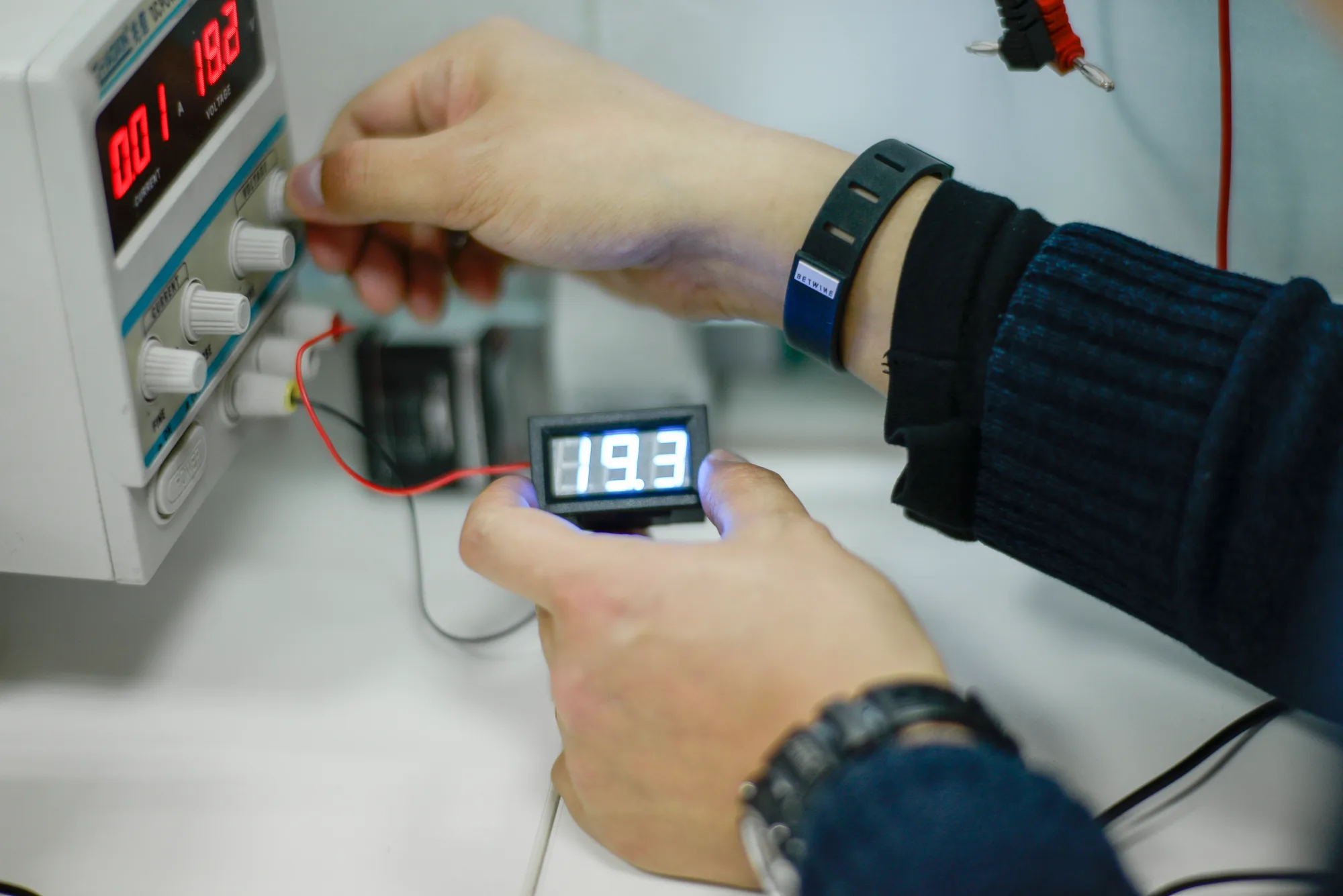 Wide DC voltage measurement range